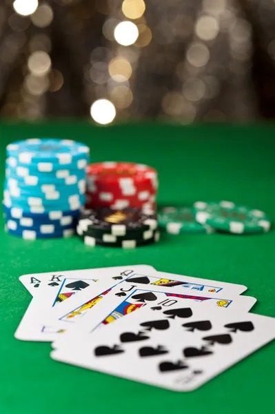 Hand history and betting trends Table history showing past 20 hands with results